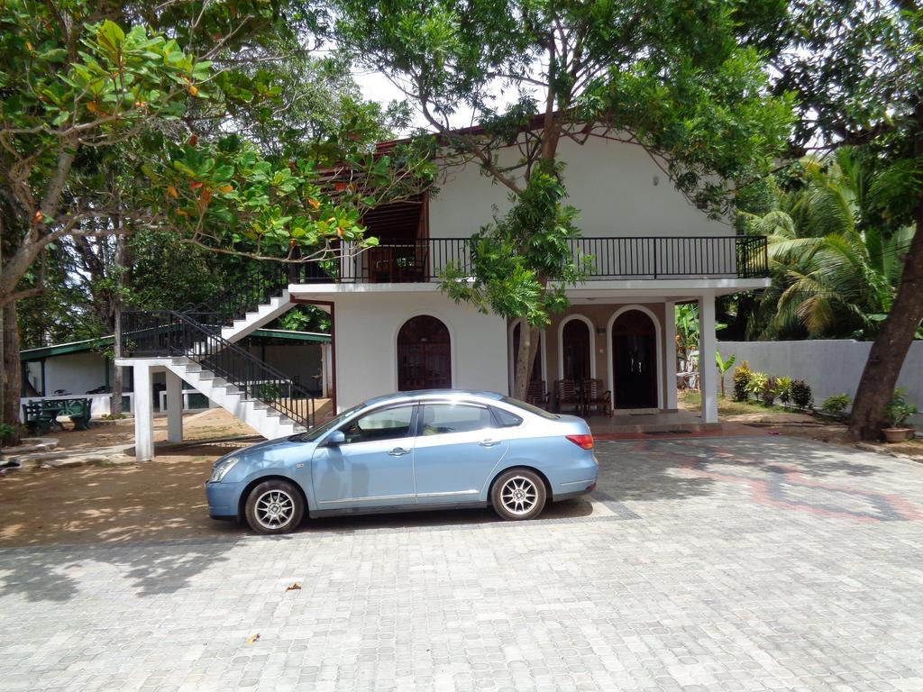 Man Guest Polonnaruwa Hotell Exteriör bild
