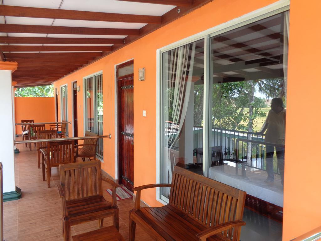 Man Guest Polonnaruwa Hotell Exteriör bild