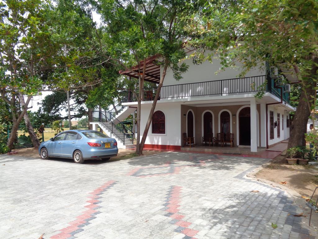 Man Guest Polonnaruwa Hotell Exteriör bild