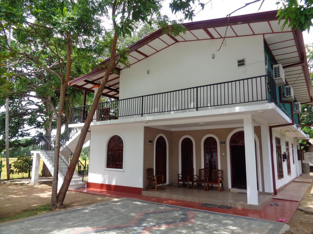 Man Guest Polonnaruwa Hotell Exteriör bild