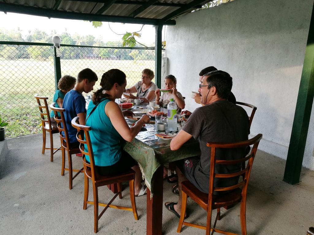 Man Guest Polonnaruwa Hotell Exteriör bild