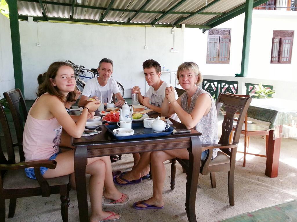 Man Guest Polonnaruwa Hotell Exteriör bild
