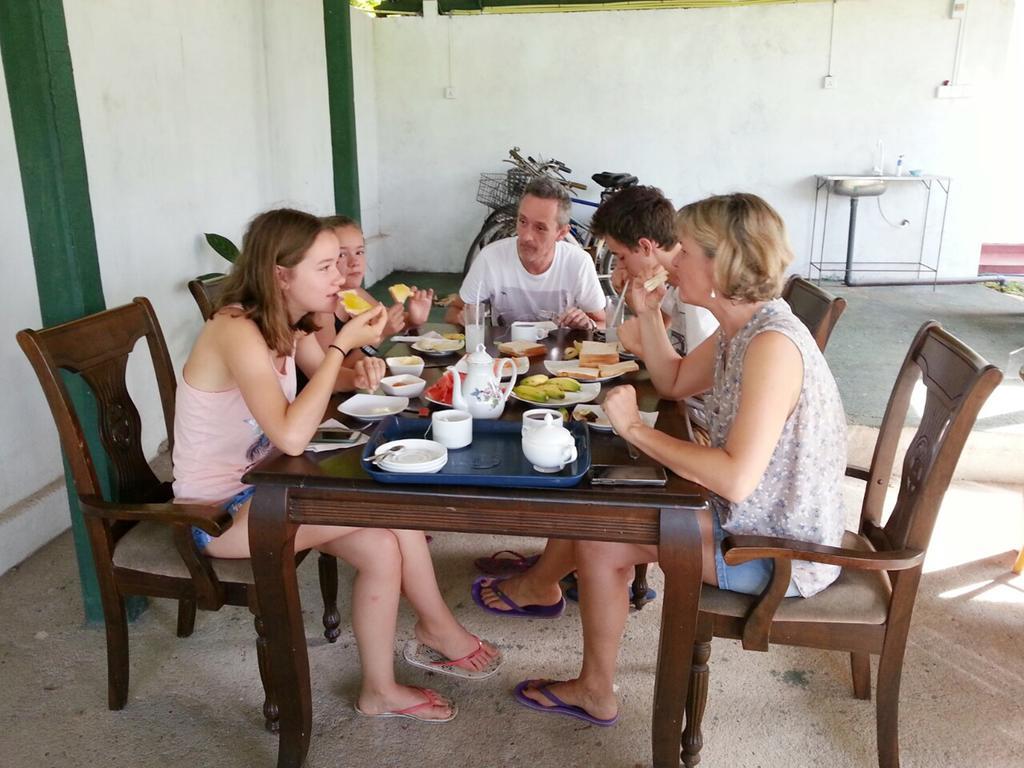 Man Guest Polonnaruwa Hotell Exteriör bild