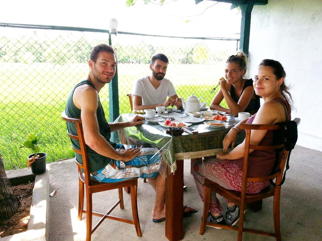 Man Guest Polonnaruwa Hotell Exteriör bild